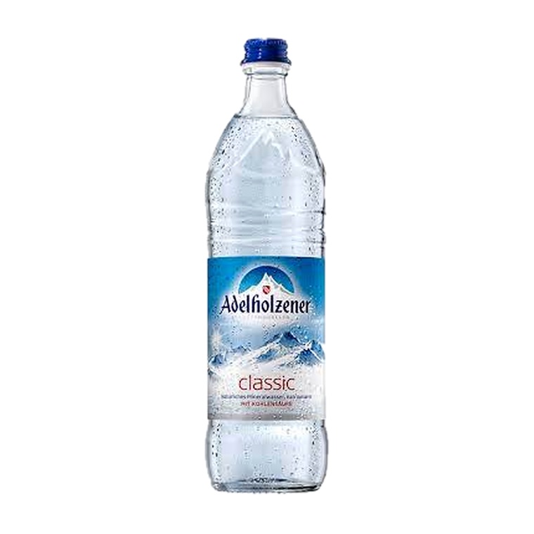 Adelholzener Classic, Sanft oder Naturell, 12 x 0,7 l, Produktabbildung für Getränke-Lieferservice an Büros, Kanzleien, Meetings, Messen und Flughafenstandorte in Frankfurt.